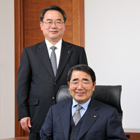 (right) Toshio Kawarabuki, Chairman and representative director (left) Genji Midorigawa, President and representative director