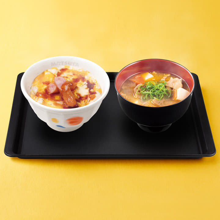 旨辛玉子ソーセージ丼豚汁セット