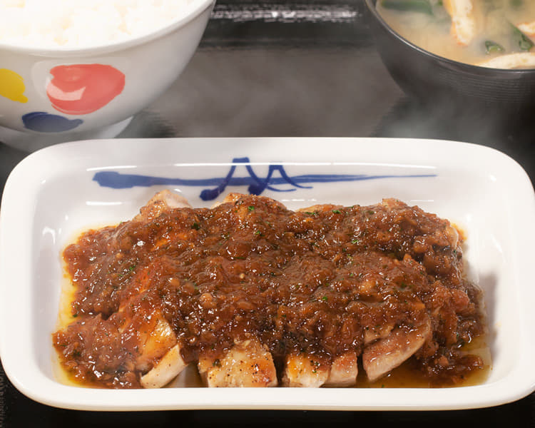 たっぷりシャリアピンソースのチキンソテーライスセット