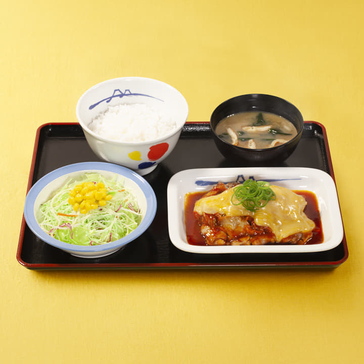 とろけるチーズの旨辛ごろごろチキン定食