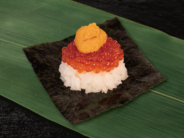 濃厚！紅鮭いくらと生うにの包み寿司