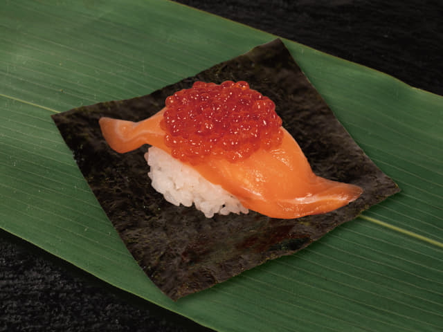 濃厚！紅鮭いくらとサーモンの包み寿司