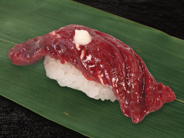 クジラ肉おろしにんにくのせ(１貫)