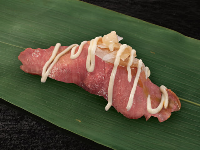 ローストビーフ（特製ソース・オニオンスライス・マヨネーズ・ホースラディッシュのせ）(1貫)