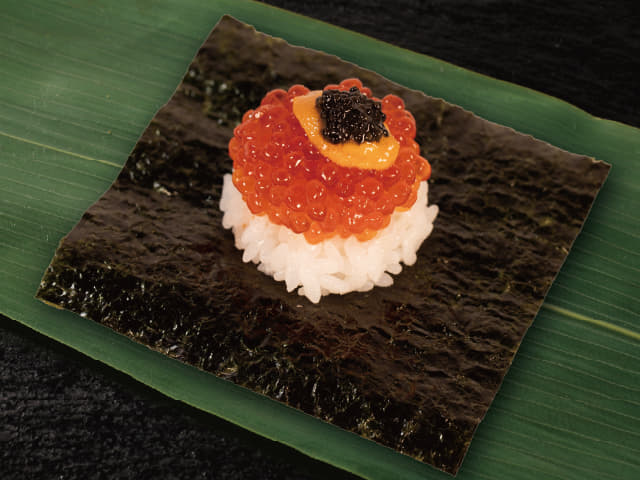 紅鮭いくらビアと生うにの包み寿司