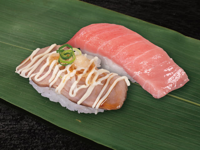 本鮪中トロ・ローストポーク（特製ソース・オニオンスライス・マヨネーズ・ホースラディッシュのせ）の相盛り