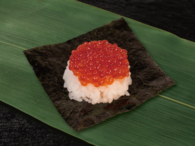 濃厚！紅鮭いくらの包み寿司