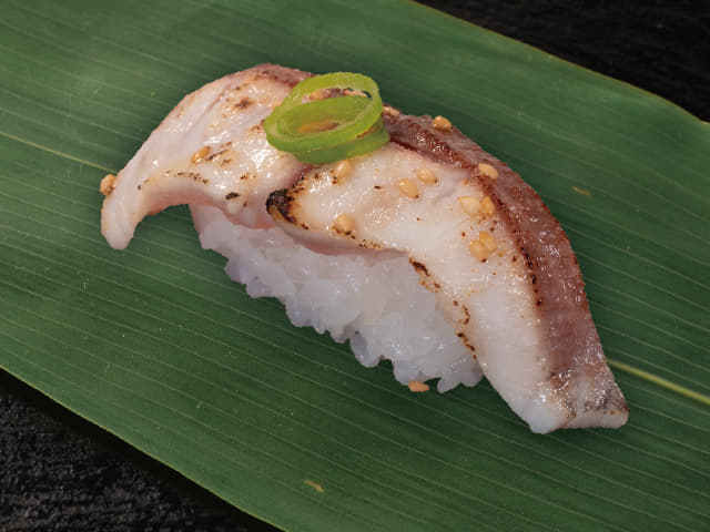 イサキ炙り岩塩ゴマ油（1貫）