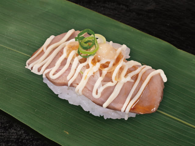 ローストポーク（特製ソース・オニオンスライス・マヨネーズ・ホースラディッシュのせ）(1貫)