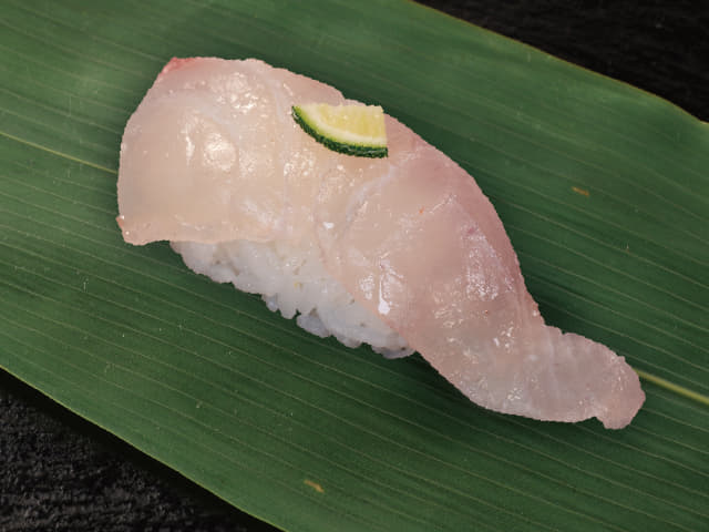 活〆真鯛岩塩すだちのせ（1貫）