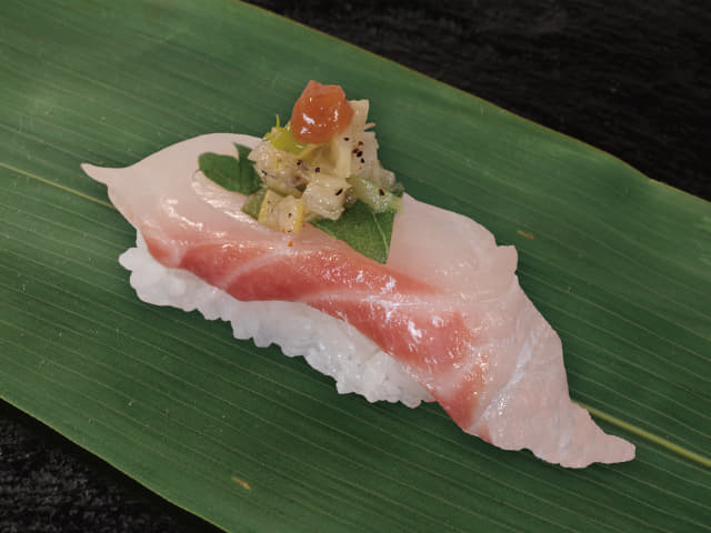 レモン果汁入り！ネギ塩真鯛梅肉のせ