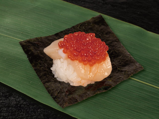 濃厚！紅鮭いくらとホタテの包み寿司