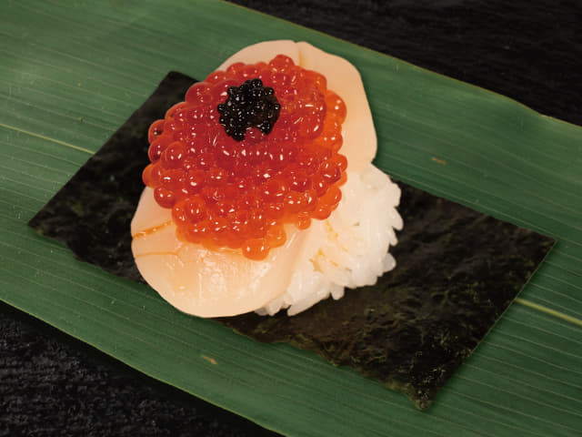紅鮭いくらビアとホタテの包み寿司