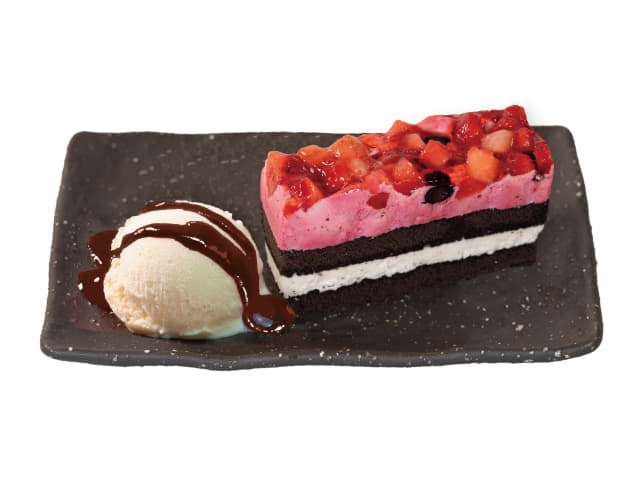 バニラアイス＆イチゴとブルーベリーケーキ